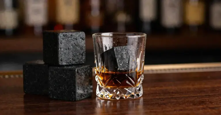 Kamienie do whisky (whisky stones) schładzające trunek w szklance